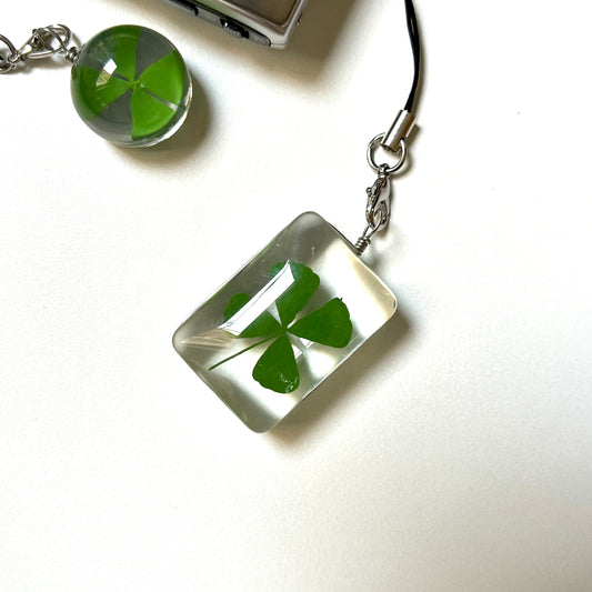 مدالية هاتف برسيم ((حقيقي)) داخل كرستالة زجاجية🍀 clover