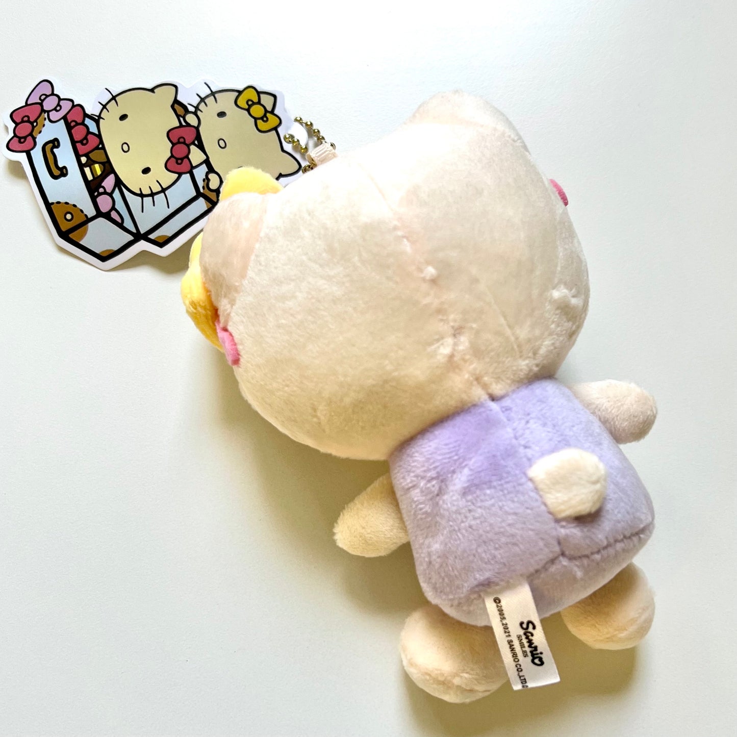 دمية Hello kitty بمدالية في الصيف ⛱️