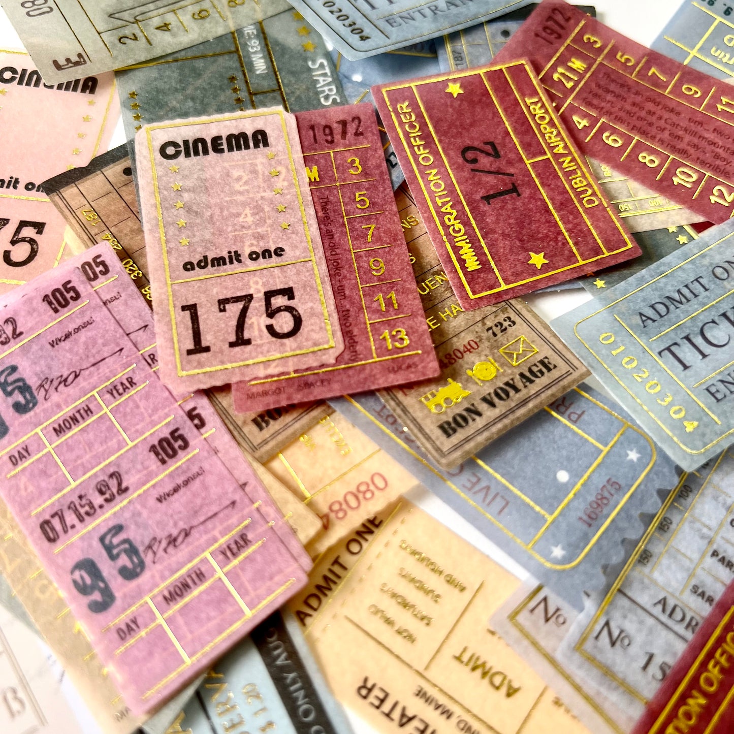 ملصقات تذاكر مذهبة