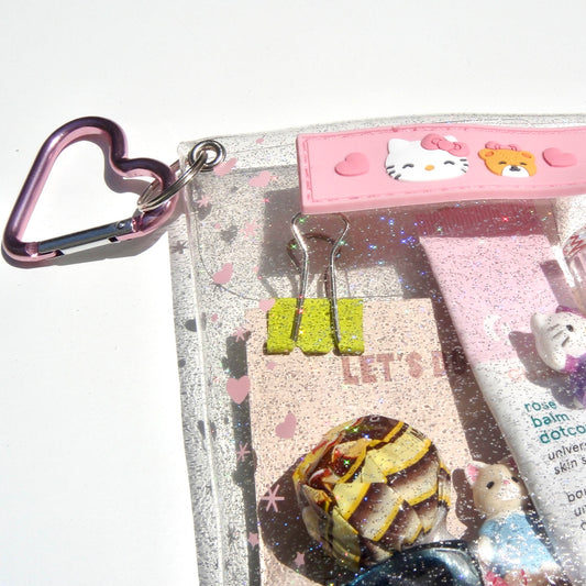 حافظة لماعة بمدالية Sanrio