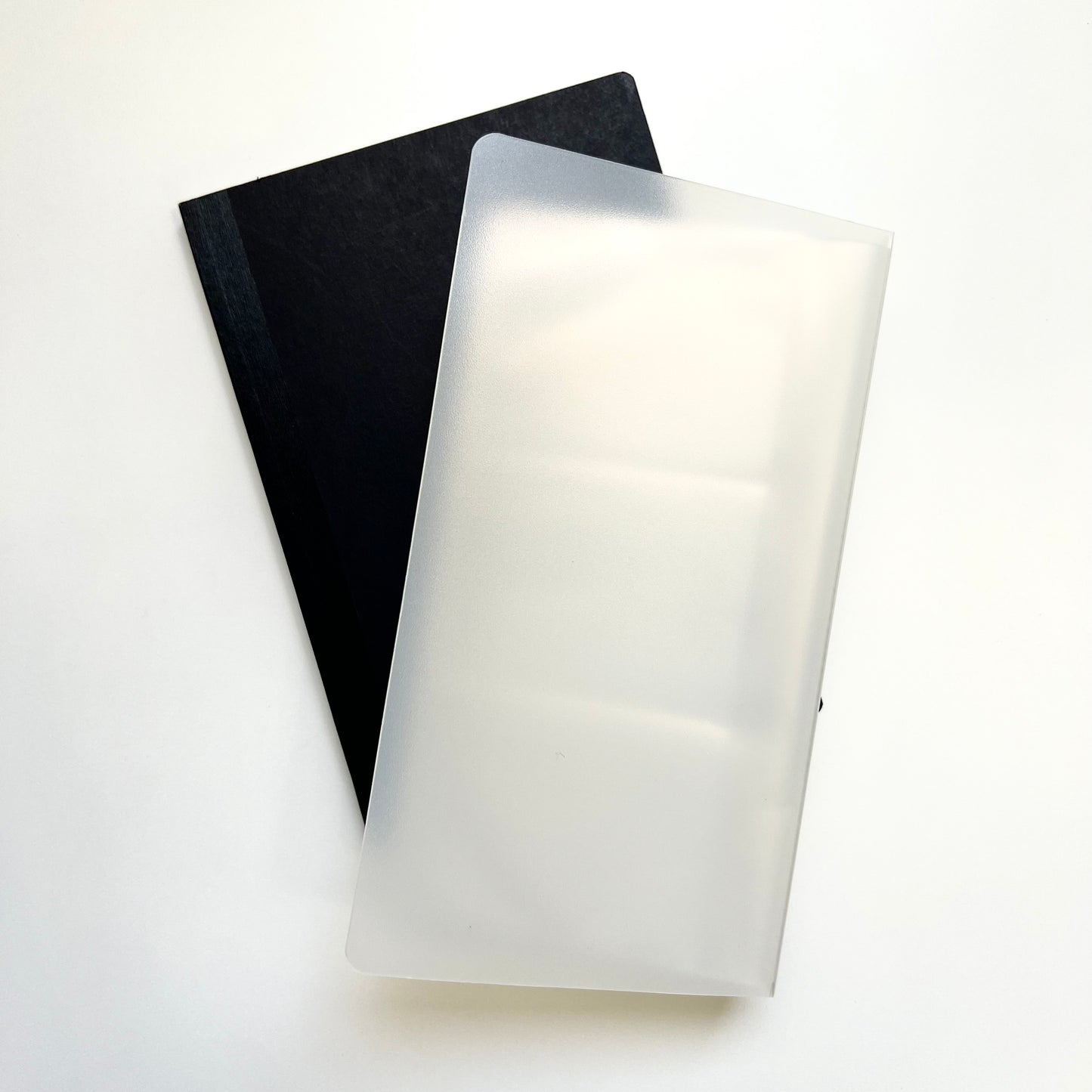 مجلد شفاف من MUJI 🇯🇵
لحفظ البطاقات/الفوتوكارد.