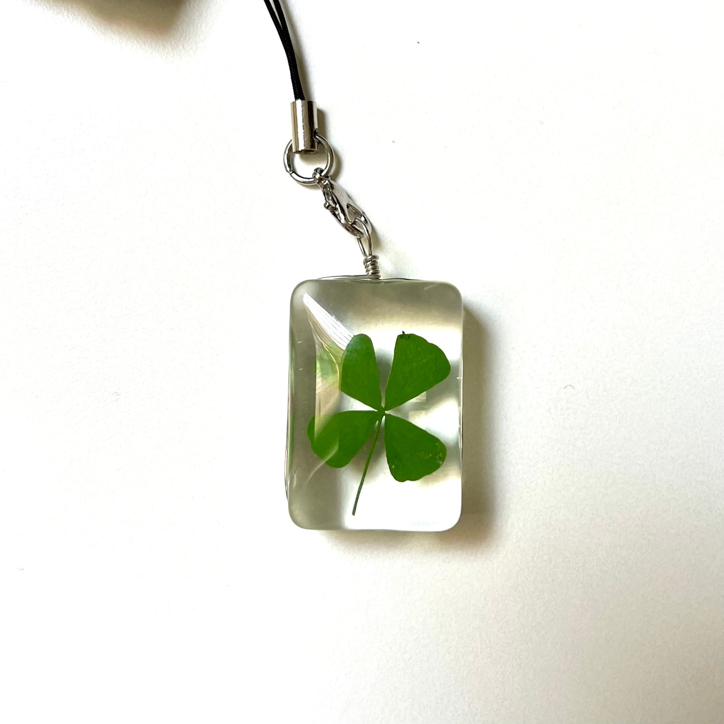 مدالية هاتف برسيم ((حقيقي)) داخل كرستالة زجاجية🍀 clover