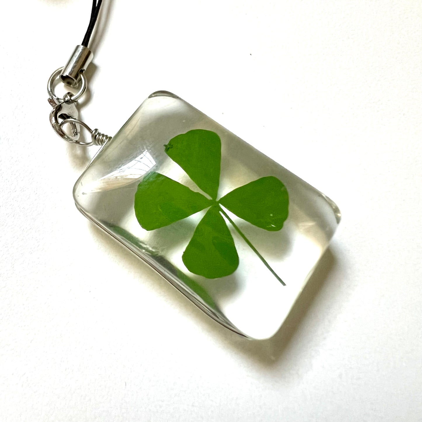 مدالية هاتف برسيم ((حقيقي)) داخل كرستالة زجاجية🍀 clover